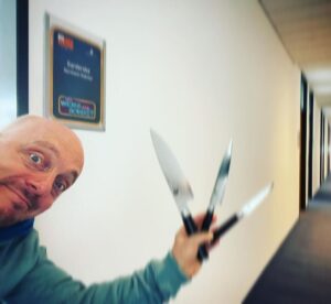 Bernhard Hoëcker Instagram - Juchheissassa!
Hier mein Geburtstagsgeschenk von @elton_tv und @kaipflaume.
Vielen, vielen Dank. Da wird Zwiebel aber weinen müssen!
Und wer kann schon von sich sagen, er habe drei scharfe Kais in seiner Wohnung…?

Und ich bedanke mich für die vielen, vielen, vielen Glückwünschen, die ich von euch bekommen habe.

#geburtstag #52 #messer