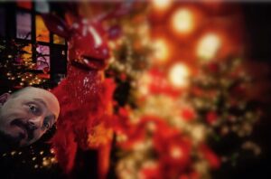 Bernhard Hoëcker Instagram - Liebe Gemeinde,
Sollte dieses Jahr der Weihnachtsmann verspätet erscheinen, kann es daran liegen, dass der Chef der Abteilung Schlittenziehung in einem Hamburger Hotel abgestiegen ist.
ich wünsche euch allen ein tolles Fest, ein perfektes neues Jahr, alles Gute. Bleibt gesund und passt auf euch und die anderen auf. Lieben Gruß bernhard