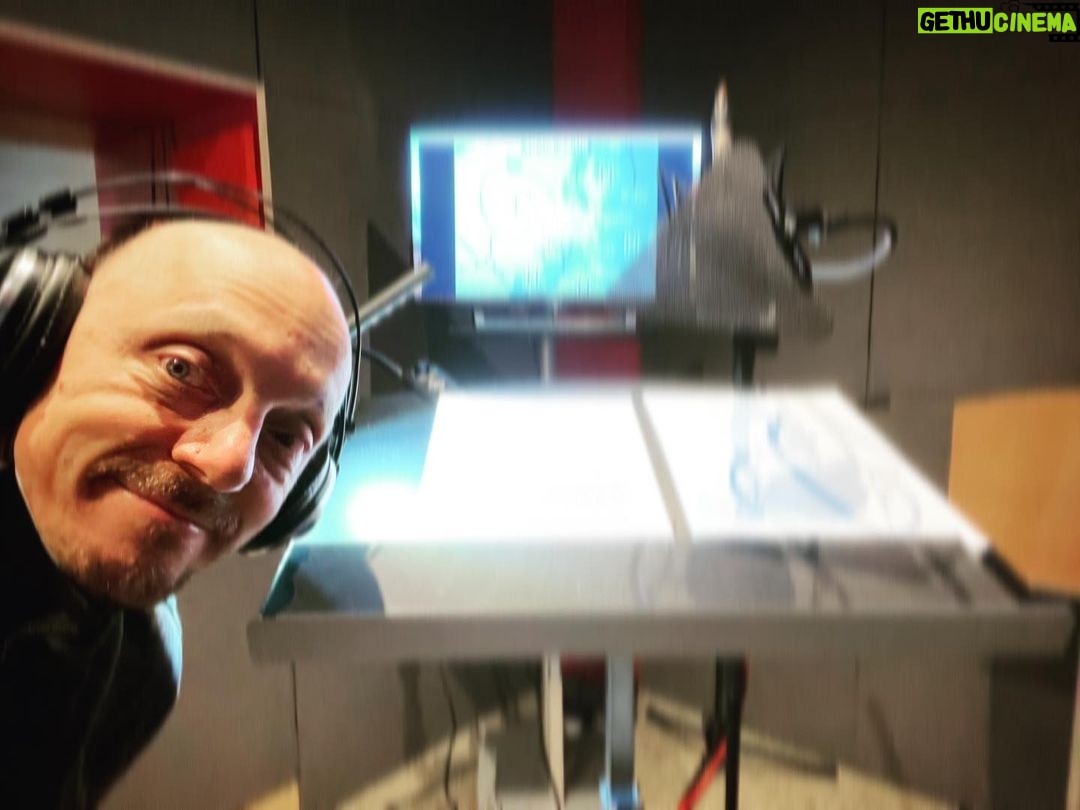Bernhard Hoëcker Instagram - Letzter Tag im Tonstudio. Heute Abend bin ich dann zu Gast in der NDR-Talkshow und am 1. Advent seht ihr mich im NDR auf der Suche nach der ersten Wetterkarte im deutschen TV. #ndrtalkshow #ndr #wetterkarte #wetter @superhearo_audio Hamburg, Germany