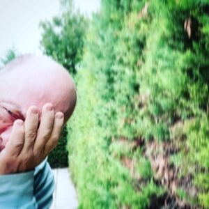 Bernhard Hoëcker Instagram - Was eine lustige XXL-Sendung, gestern. ABER:
Ich möchte mich natürlich bei Lena entschuldigen, dass ich sie in die Niederlage gequizt haben. Sorry. Sehr, sehr peinlich, als Bonner.
Deshalb muss ich  auch bei der schönsten Stadt der Welt Abbitte leisten. Habe ich doch in einem Anflug von Teilzeitvernebelung die Villa Hammerschmidt und Palais Schaumburg durcheinandergebracht. Wie vielen Gästen habe ich  schon diese Gebäude gezeigt? Und dann das…
Ich beantrage hiermit das Brückenmännchen zu drehen und gen Süden zeigen zu lassen, damit ich auf ewig an meine Schande erinnert werde… 

#werweissdennsowas @lenameyerlandrut #bonn #brückenmännchen #villahammerschmidt #palaisschaumburg