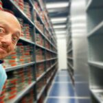 Bernhard Hoëcker Instagram - Heute bin ich im NDR-Archiv für eine Doku zum 70-jährigen Jubiläum der Wetterkarte. Wahnsinn, was man da so sieht. Und jetzt noch ne Frage stellen um Kommentare zu generieren… Also.. Hm… Ah: „Was ist den Eure älteste Fernseherinnerung?“ #ndr #archive #filmrolle #vergangenheit