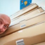 Bernhard Hoëcker Instagram - Nachdem die ersten 200 signierten Exemplare von „Was macht Püüüp?“ schneller vergriffen waren, als man püüüp sagen konnte, haben wir 200 Bücher der zweiten Auflage mit schönen Schwüngen versehen. Nun sind sie auf dem Weg zu Niko. Wenn zu haben, meld ich mich. auf meiner Seite bernhardhoecker.de kann man schon die unsignierten und später auch die signierten Exemplare bekommen. #wasmachtpüüüp #bilderbuch #lieblingsbücherfürsleben #evavonmühlenfels #nikolairenger #thienemannesslingerverlag