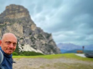 Bernhard Hoëcker Instagram - Der Urlaub ist beendet. Aber es geht umso freudiger weiter. Heute mit @wigaldboning und unserem Duosolo „Gute Frage!“ in Kandel beim Stadtfestival in der Bienwaldhalle. Also davor, also irgendwo da wo son Zelt steht. 

#kandel #berge #suedtirol #tirol #urlaub #gutefrage #improvisation