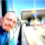 Bernhard Hoëcker Instagram - Letzte Etappe auf unserer Inseltour mit „Gute Frage!“. Heute Sylt dann erst mal Erholen. @wigaldboning #sylt #congresscentrumsylt #ccs #gutefrage #zugfahren