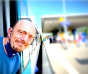 Bernhard Hoëcker Instagram - Letzte Etappe auf unserer Inseltour mit „Gute Frage!“. Heute Sylt dann erst mal Erholen.
@wigaldboning #sylt #congresscentrumsylt #ccs #gutefrage #zugfahren