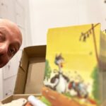 Bernhard Hoëcker Instagram - Ich stehe hier am (genauer HINTER) dem Esslinger-Stand und habe gleich Autogrammstunde. Die neuen Karten kommen frisch aus dem Karton, ungebraucht und unbeschriftet warten Sie auf Namenswünsche. Wer vor Ort ist, kommt vorbei in Halle drei (toller Reim) oder sagt wem bescheid der wem bescheid gibt der wem bescheid sagt… #daskatzenhuhn @dominikruppillustration @buchmesse @thienemannesslinger_kinderbuch Frankfurt, Germany