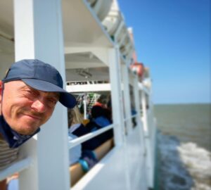 Bernhard Hoëcker Instagram - Endlich wieder auf hoher See. Der Weg nach Spiekeroog ist gesäumt von Wellen, Wind und Wigald.
Heute 2x Show, dann drei Tage Inselpause.

@wigaldboning @macpivi7 @inselspiekeroog #nordsee #spiekeroog #fähre