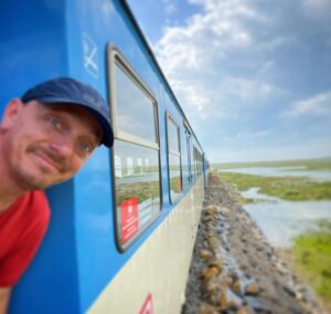 Bernhard Hoëcker Instagram - Neue Insel gleiches Motiv. Heute sind @wigaldboning und ich mit „Gute Frage!“ auf Wangerooge.
Mal sehen, welchen Geheimnisse über die Insel wir den Gästen entlocken können.
Rosengarten, 19:30 Uhr (glaub ich …)

#wangerooge @wangerooge.de #gutefrage #nordseeinsel #live #bühne #improvisation