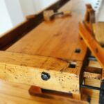Bernhard Hoëcker Instagram - Die alte Werkbank meines Grossvaters aus dem Jahre 1931 darf in nun meinen Schreibtisch nennen. @antikbonn #werkbank #restauration #schreibtisch