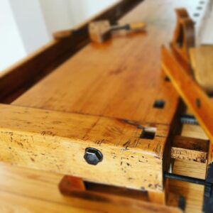 Bernhard Hoëcker Instagram - Die alte Werkbank meines Grossvaters aus dem Jahre 1931 darf in nun meinen Schreibtisch nennen.

@antikbonn #werkbank #restauration #schreibtisch