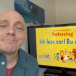 Bernhard Hoëcker Instagram - Es ist wieder soweit: @der_bundesweite_vorlesetag ist da. Machts Euch gemütlich, setzt euch zusammen und lest gemeinsam Bücher vor. Dafür muss man kein Kind sein, nein das geht auch bei Erwachsenen. Was gibt es schöneres als die Augen zu schließen und der Stimme eines lieben Menschen zuzuhören. #vorlesetag
