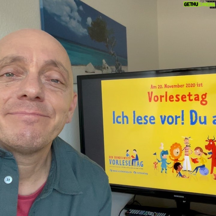 Bernhard Hoëcker Instagram - Es ist wieder soweit: @der_bundesweite_vorlesetag ist da. Machts Euch gemütlich, setzt euch zusammen und lest gemeinsam Bücher vor. Dafür muss man kein Kind sein, nein das geht auch bei Erwachsenen. Was gibt es schöneres als die Augen zu schließen und der Stimme eines lieben Menschen zuzuhören. #vorlesetag