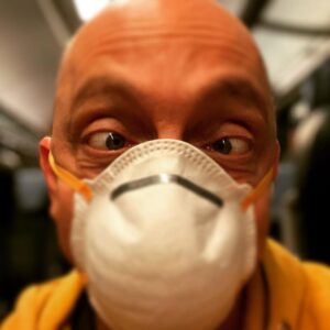 Bernhard Hoëcker Instagram - Guten Morgen, auf nach Hamburg. Mit dem Softdown starten auch neue Aufzeichnungen von "Wer weiss denn Sowas?" Sendungen mit @kaipflaume und @elton_tv . Bin gespannt wie das mit den verschärfte Coronamaßnahmen läuft. 
Ich wünsche allen viel Kreativität für diesen Monat. Geht Euch Essen in den Restaurants holen, gönnt Euch bei jedem Spaziergang ein Kaffee-to-go, geniesst Onlineprogramme von Künstlern und Theatern und befolgt die CaCaCa-Regel: Corona App aufspielen*, Corona App anschauen  Corona Infektion in der App melden.
Wenn die Nachverfolgung klappt, klappt es auch wieder mit Essen, Trinken, Feiern und Kultur.
Habt Ihr noch Tipps, was man machen kann, damit die Zeit nicht so lang wird?

*natürlich nur, wenn das Handy es kann… 
#cacaca #werweissdennsowas #hamburg #bahn #maske #lockdown
