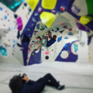 Bernhard Hoëcker Instagram - Kleines Fotoshooting im @flashh_boulderspot in Hamburg. Werbung für „Wer weiss denn Sowas?“, was am 7.11. endlich wieder startet. Wer den Artikel „Wie der Hoecker so nen Arbeitstag angeht“ zuerst fotodingst und mir Mailt! gewinnt... öhm... was!
😆 

#bouldering bouldering #bouldern #entspannen
