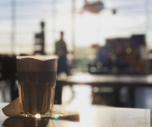 Bernhard Hoëcker Instagram - Eine neue Woche @werweissdennsowas_official in @hamburg_de. Ein Kaffe darf da nicht fehlen.
Was weckt Euch denn morgens so auf?

#lattemacchiato #flughafenkölnbonn #werweissdennsowas #gutenmorgen