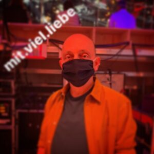 Bernhard Hoëcker Instagram - Nach langer Pause hat @werweissdennsowas_official wieder gestartet. Natürlich mit einem Hygienekonzept und in meinem Fall @mit.viel.liebe zum Schutz der anderen. War schön, @kaipflaume und @elton_tv und das ganze Team wieder zu sehen.

#werweissdennsowas #ndr #masken