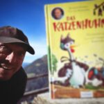 Bernhard Hoëcker Instagram - juchhuuu! Ab heute gibt es neue Abenteuer und Das Katzenhuhn hilft auf dem Nordhof wieder wo es nur kann. Als Bergmensch lese ich das natürlich in den Alpen, wo lest ihr (vor)? #daskatzenhuhn @dominikruppillustration @thienemannesslinger_kinderbuch #kinderbuch #vorlesen