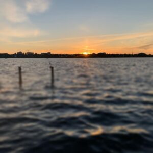 Bernhard Hoëcker Instagram - Gestern Abend beim Blick auf die Alster. Sowas im Liegestuhl vor dem Campervan. Der längste Tag des Jahres neigt sich dem Ende... (btw: ist das auf der anderen Erdkugelseite dan der kürzeste? zum Beispiel im Hyde Park mit Blick auf die Sydney Harbour Bridge...?) #sonnenuntergang #sommeranfang #alster #hamburg #sydney
