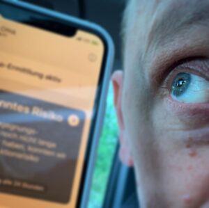 Bernhard Hoëcker Instagram - Ich hab sie. Nicht nur für mich, sondern für die „Anderen“. https://www.bundesregierung.de/breg-de/themen/corona-warn-app #corona #coronaapp #lost