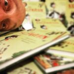 Bernhard Hoëcker Instagram - Das Katzenhuhn ist endlich: Nach vielen Buchstaben, Leerzeichen und Orthografierätseln, nach Strichen, Farben und Bildkompositionen sind die neuen Abenteuer vom Katzenhuhn aus dem Karton geschlüpft. Ich hab schon dran gerochen…. hmmm…. Ab dem 7. Oktober beim Buchhändler eures Vertrauens. Den ersten Teil muss man dafür nicht gelesen haben. Aber ne gute Frage: Kennt ihr den? #daskatzenhuhn @dominikruppillustration @thienemannesslinger_kinderbuch @thienemannesslinger_booklove #kinderbuch