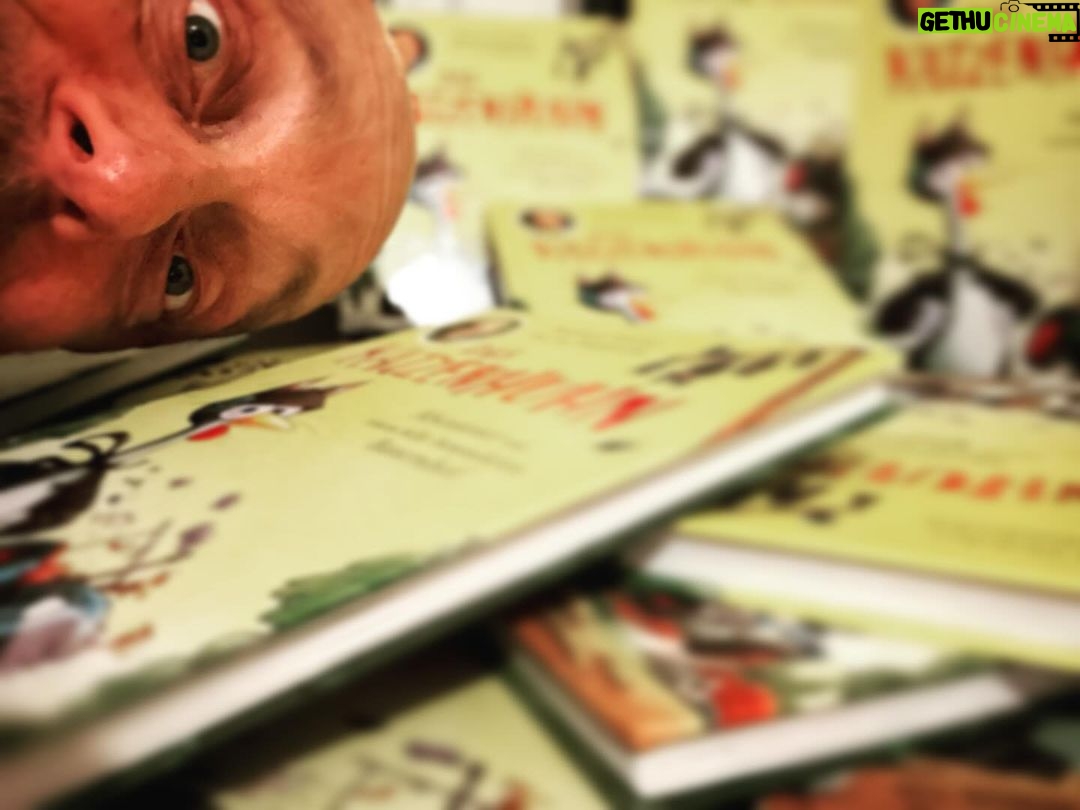 Bernhard Hoëcker Instagram - Das Katzenhuhn ist endlich: Nach vielen Buchstaben, Leerzeichen und Orthografierätseln, nach Strichen, Farben und Bildkompositionen sind die neuen Abenteuer vom Katzenhuhn aus dem Karton geschlüpft. Ich hab schon dran gerochen…. hmmm…. Ab dem 7. Oktober beim Buchhändler eures Vertrauens. Den ersten Teil muss man dafür nicht gelesen haben. Aber ne gute Frage: Kennt ihr den? #daskatzenhuhn @dominikruppillustration @thienemannesslinger_kinderbuch @thienemannesslinger_booklove #kinderbuch