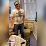 Bernhard Hoëcker Instagram - Wie sehr sich die Schicksale doch ähneln. Allerdings sind heute Abend bei @werweissdennsowas_official definitv NICHT dabei #derwendler #demwendlerseinelaura #sieliebtdendj #schatzi #babe #briefkasten Studio Hamburg