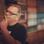 Bernhard Hoëcker Instagram - Heute drehe ich mit @elton_tv ein kleines Imagevideo für @das_erste in einer Bibliothek. Erstaunlich, dieses Buchding. Aber ob sich das Medium mal durchsetzt...? #buch #werweissdennsowas #daserste #bibliothek Warburg-Haus