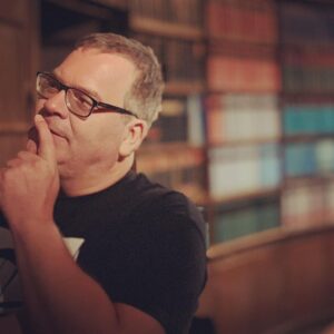 Bernhard Hoëcker Instagram - Heute drehe ich mit @elton_tv ein kleines Imagevideo für @das_erste in einer Bibliothek.
Erstaunlich, dieses Buchding. Aber ob sich das Medium mal durchsetzt...?
#buch #werweissdennsowas #daserste #bibliothek