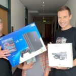 Bernhard Hoëcker Instagram - |WERBUNG| Elton, Kai und ich verlosen zusammen 3 super Preise. Einer von Euch kann eine DJI Mavic2 Zoom, eine Sony Playstation 4 Pro mit 2 Spielen und das Garmin GPS Gerät GPSMAP64sx gewinnen. Alles was Ihr dafür tun müsst: 1⃣ abonniert @bernhardhoecker @elton_tv @kaipflaume 2⃣kommentiert unter dem Gewinnspielbeitrag mit "Hinterher ist man immer schlauer" und liked ihn 3⃣ markiert 3 Freunde in Eurem Kommentar Die Gewinnerin bzw. der Gewinner werden am 04. Oktober ausgelost und dann in unseren Storys verlinkt und so bekanntgeben. Ich wünsche Euch viel Glück und drücke die Daumen. ✊🏻🍀 Dieses Gewinnspiel wird nicht von Instagram organisiert! @djiglobal @playstationde und @garmin_beatyesterday #gewinnspiel #verlosung #dji #mavic2zoom #sony #playstation #garmin #gpsmap64sx