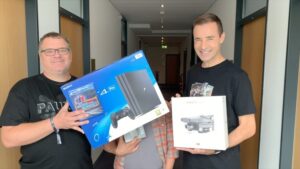 Bernhard Hoëcker Instagram - |WERBUNG|
Elton, Kai und ich verlosen zusammen 3 super Preise. Einer von Euch kann eine DJI Mavic2 Zoom, eine Sony Playstation 4 Pro mit 2 Spielen und das Garmin GPS Gerät GPSMAP64sx gewinnen. 
Alles was Ihr dafür tun müsst:

1⃣ abonniert @bernhardhoecker @elton_tv @kaipflaume 
2⃣kommentiert unter dem Gewinnspielbeitrag mit "Hinterher ist man immer schlauer" und liked ihn
3⃣ markiert 3 Freunde in Eurem Kommentar

Die Gewinnerin bzw. der Gewinner werden am 04. Oktober ausgelost und dann in unseren Storys verlinkt und so bekanntgeben.
Ich wünsche Euch viel Glück und drücke die Daumen. ✊🏻🍀 Dieses Gewinnspiel wird nicht von Instagram organisiert!  @djiglobal @playstationde und @garmin_beatyesterday #gewinnspiel #verlosung #dji #mavic2zoom #sony #playstation #garmin #gpsmap64sx