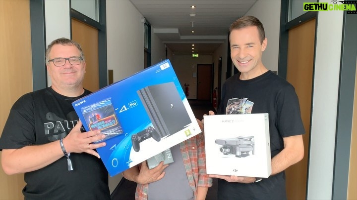 Bernhard Hoëcker Instagram - |WERBUNG| Elton, Kai und ich verlosen zusammen 3 super Preise. Einer von Euch kann eine DJI Mavic2 Zoom, eine Sony Playstation 4 Pro mit 2 Spielen und das Garmin GPS Gerät GPSMAP64sx gewinnen. Alles was Ihr dafür tun müsst: 1⃣ abonniert @bernhardhoecker @elton_tv @kaipflaume 2⃣kommentiert unter dem Gewinnspielbeitrag mit "Hinterher ist man immer schlauer" und liked ihn 3⃣ markiert 3 Freunde in Eurem Kommentar Die Gewinnerin bzw. der Gewinner werden am 04. Oktober ausgelost und dann in unseren Storys verlinkt und so bekanntgeben. Ich wünsche Euch viel Glück und drücke die Daumen. ✊🏻🍀 Dieses Gewinnspiel wird nicht von Instagram organisiert! @djiglobal @playstationde und @garmin_beatyesterday #gewinnspiel #verlosung #dji #mavic2zoom #sony #playstation #garmin #gpsmap64sx