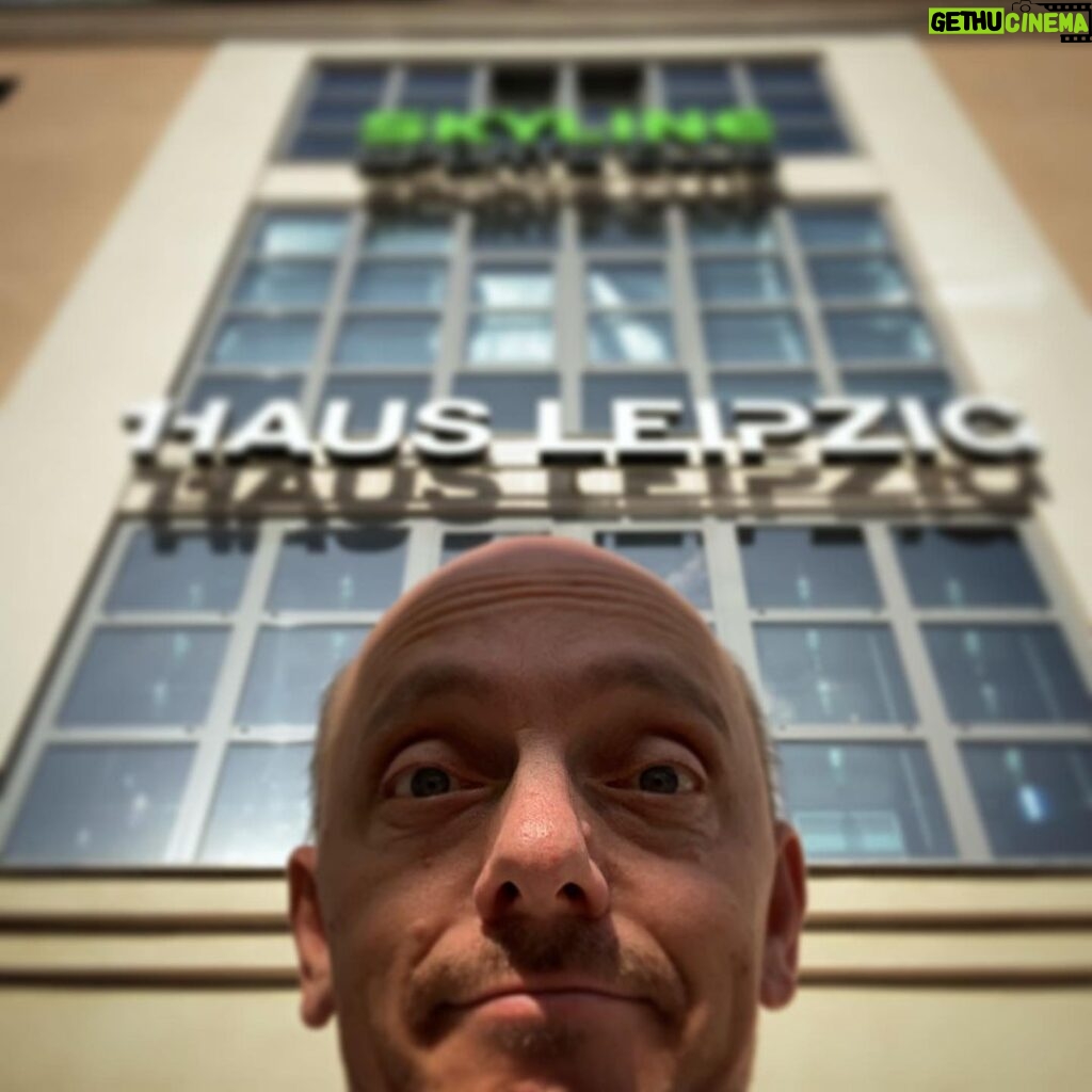 Bernhard Hoëcker Instagram - Bin grade in #leipzig angekommen. Endlich im #hausleipzig spielen! wowow Haus Leipzig
