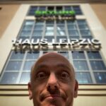 Bernhard Hoëcker Instagram – Bin grade in #leipzig  angekommen. Endlich im #hausleipzig spielen! wowow Haus Leipzig