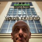 Bernhard Hoëcker Instagram - Bin grade in #leipzig angekommen. Endlich im #hausleipzig spielen! wowow Haus Leipzig
