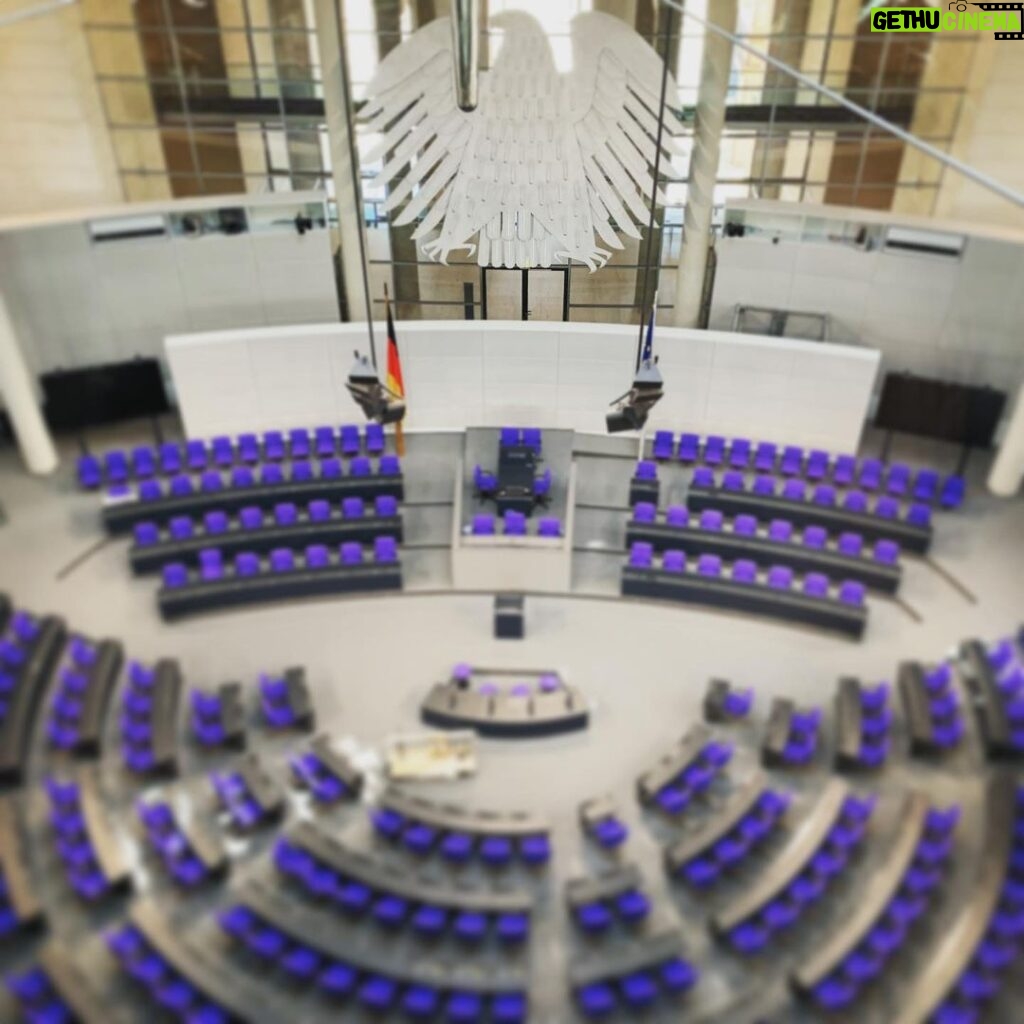Bernhard Hoëcker Instagram - Ich besichtige gerade das #reichstagsgebäude und stehe oberhalb des #bundestages. Als grosser Fan von unserer #demokratie ist das irgendwie ein tolles Gefühl. Deutscher Bundestag