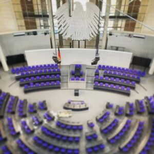 Bernhard Hoëcker Instagram - Ich besichtige gerade das #reichstagsgebäude und stehe oberhalb des #bundestages. Als grosser Fan von unserer #demokratie ist das irgendwie ein tolles Gefühl.