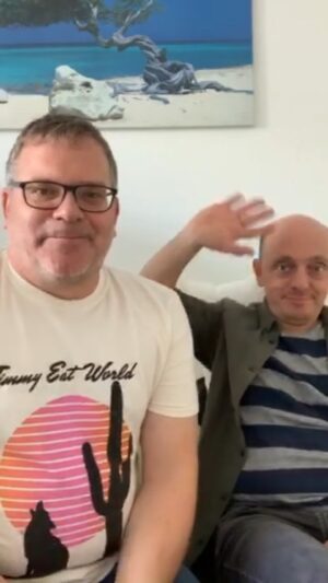 Bernhard Hoëcker Instagram - Inspiriert durch die Serie „the wrong man“ hat Elton mich zu einem Spiel herrausgefordert.... viel Spass

#elton @elton #filmzitateraten #spass