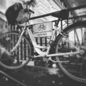 Bernhard Hoëcker Instagram - Es sind die kleinen Dinge, die mich am Alltag freudig stimmen....
#fahrrad #verboten #trotzdem