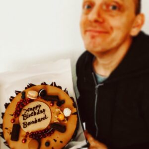 Bernhard Hoëcker Instagram - Welch Freude! Da wird man völlig überraschend wach und die Kollegen erinnern einen daran, dass man Geburtstag hat.Vielen Dank und das gilt auch allen, die sich so zahlreich gemeldet haben! auf die nächsten 49 Jahre!
#geburtstag #49 @elton_tv @kaipflaume @werweissdennsowas_official