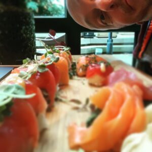 Bernhard Hoëcker Instagram - Kurz vor Abfahrt zu „Wer weiss denn Sowas?“ noch genüsslich was gegessen.
 #werweissdennsowas @kaipflaume @elton_tv #sushi