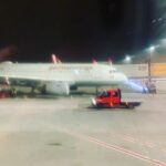Bernhard Hoëcker Instagram - Immer diese Stalker... @kaipflaume Hamburg Airport