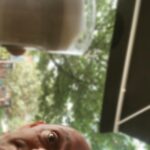 Bernhard Hoëcker Instagram - Gruss aus Hamburg, endlich wieder im hohen Norden. Diesmal ohne Elton und Kai, dafür mit Liza Kos, Jakob Schwerdtfeger, El Mago Masin und Johannes Flöck beim Comedy Contest. Stargast heute Hennes Bender. @lizakoscomedy @kaipflaume @el_mago_masin @hennesbender68 @elton_tv #hamburg #knust #comedycontest