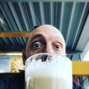 Bernhard Hoëcker Instagram - Noch nen kleinen Koffeinschub. Dann gehts nach Hamburg zu neuen Folgen von „Wer weiss denn Sowas?“. Freue mich auf @kaipflaume und @elton. Apropos Elton: Wie lief denn das @fcstpauli gegen @fckoeln?
@werweissdennsowas_official