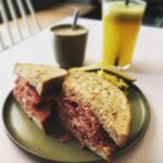 Bernhard Hoëcker Instagram - Noch kurz Frühstücken, dann geht es weiter nach Stuttgart ins Renitenztheater. #frühstück #pastrami #stuttgart #renitenztheaterstuttgart