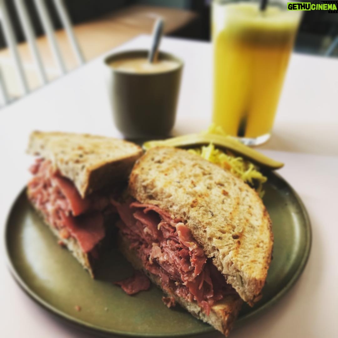 Bernhard Hoëcker Instagram - Noch kurz Frühstücken, dann geht es weiter nach Stuttgart ins Renitenztheater. #frühstück #pastrami #stuttgart #renitenztheaterstuttgart