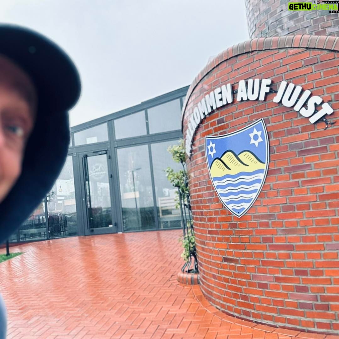 Bernhard Hoëcker Instagram - Anhekkmmen auf Juist, empfing uns der Regen. Doch Regen auf den Inseln ist wie sonne sonstwo. Wir freuen uns auf heute Abend. Wigald Boning
