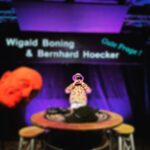 Bernhard Hoëcker Instagram - Heute sind wir im Club Zenit, Schwerin. Ton läuft, Mikro geht und die rote Lampe funktioniert auch… #gutefrage @wigaldboning @club_zenit