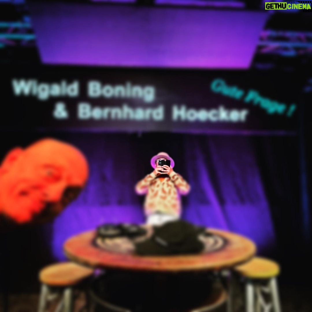 Bernhard Hoëcker Instagram - Heute sind wir im Club Zenit, Schwerin. Ton läuft, Mikro geht und die rote Lampe funktioniert auch… #gutefrage @wigaldboning @club_zenit