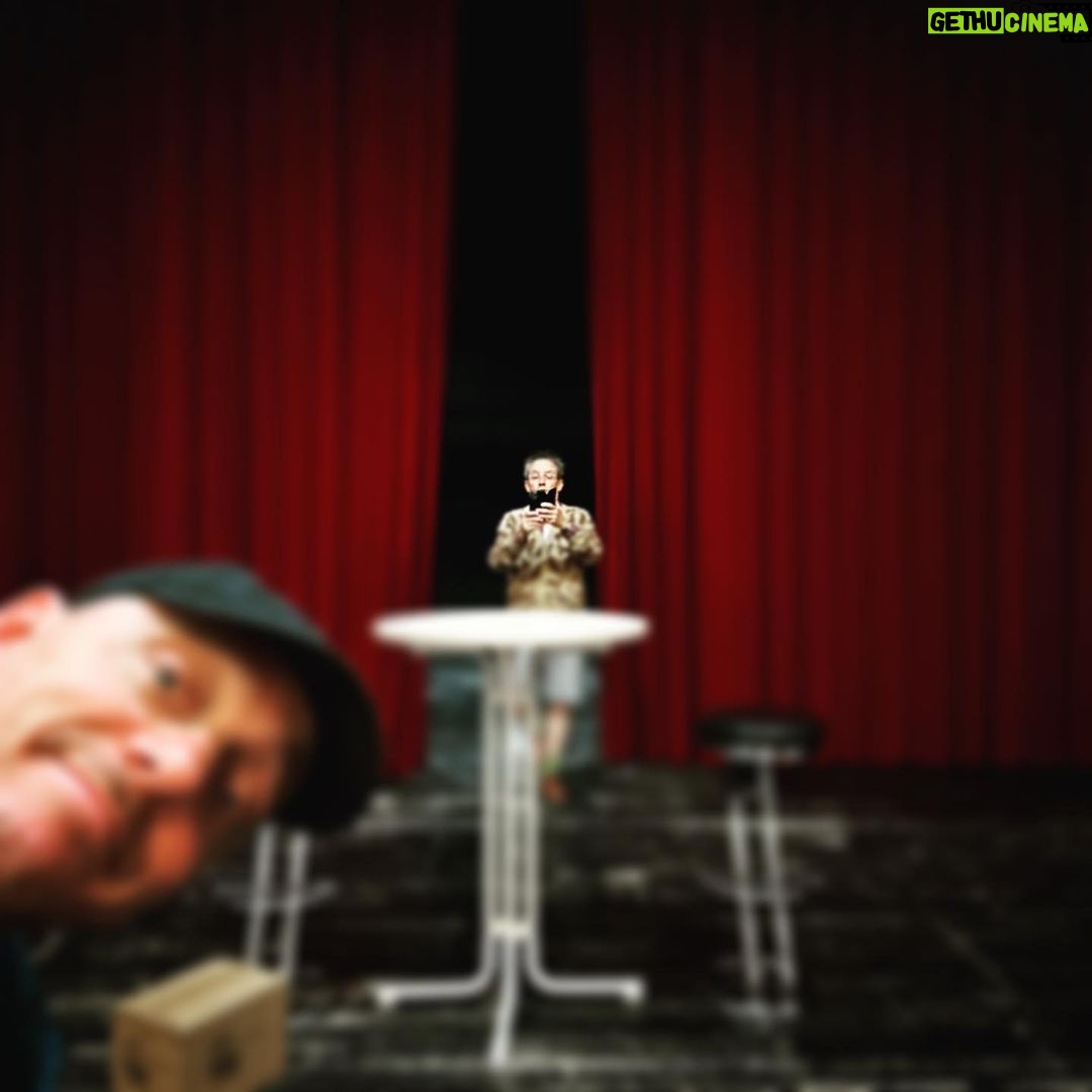 Bernhard Hoëcker Instagram - Endlich sind wir an der Ostsee angekommen. HALLO WISMAR! #gutefrage @wigaldboning @hansestadt_wismar Theater Wismar