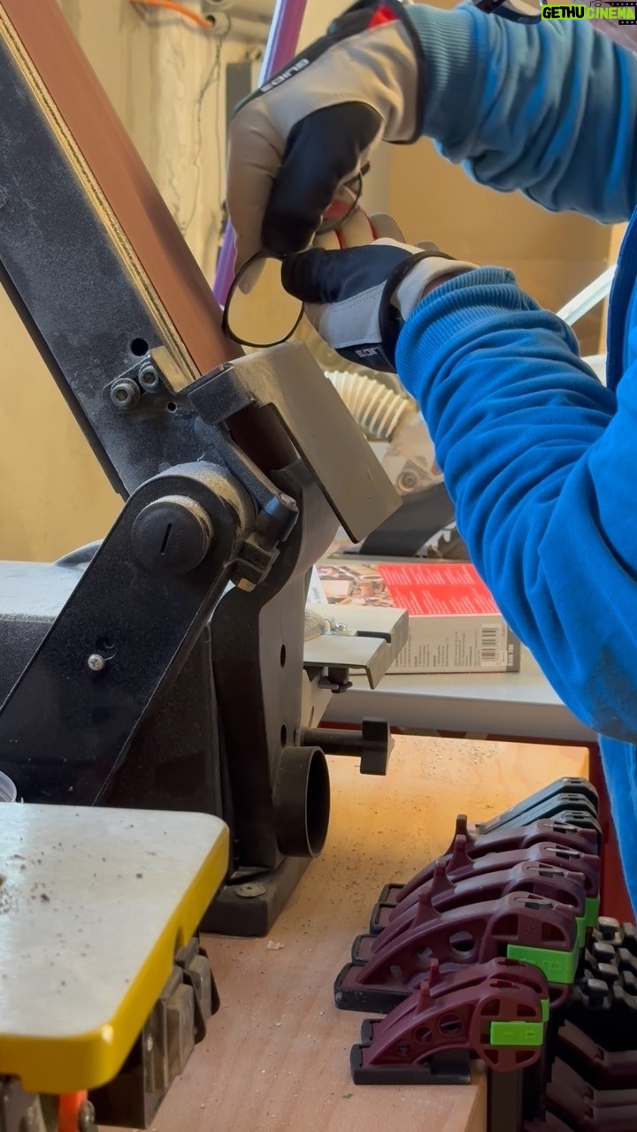 Bernhard Hoëcker Instagram - Da ich immer wieder gefragt werde, was ich für einen schicken Zwicker trage, hier eine kleine Bauanleitung. Als Ausgangsmaterial diente eine billige Drogeriemarktbrille. #zwicker #brille #selbermachen Nachtrag: Ja, das Schlussbild hätte ich etwas professioneller gestalten können… und JA, der Zwicker hält. Bonn, Germany